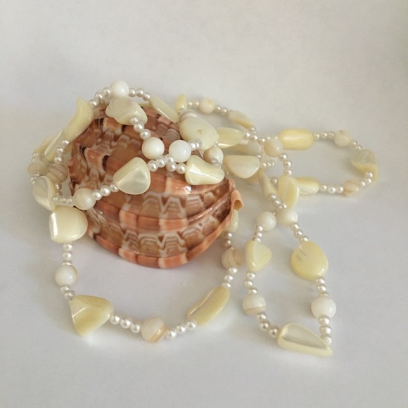 Mother of pearl, pearl & shell necklace - Picture 2 of 7